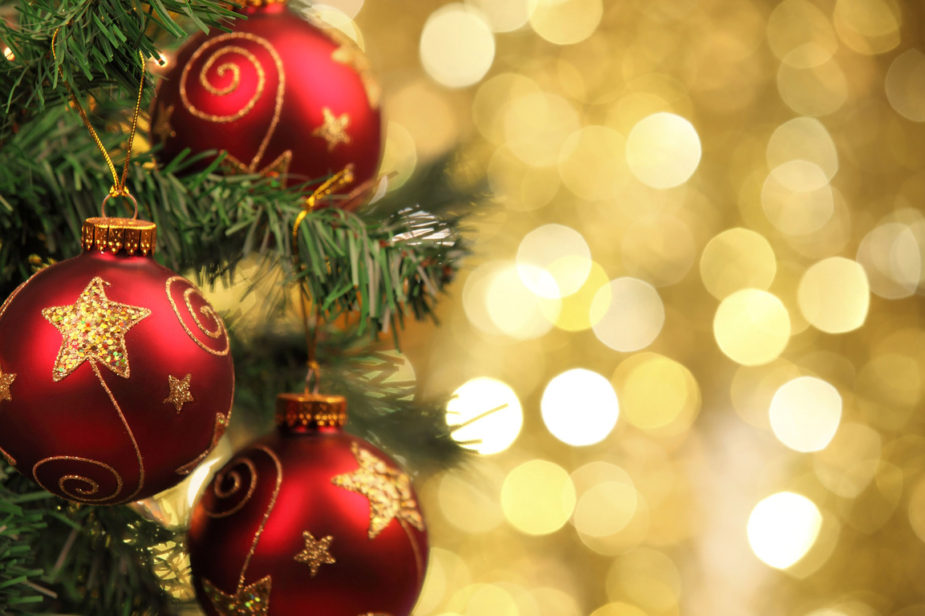 7c16c8d4-145e-4733-b2cd-9eba80c989b4 Ornaments hanging on a tree in twinkle lights